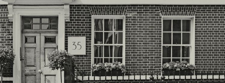 Choosing Between Multi-Family and Single-Family Offices: VAR Capital’s Guide